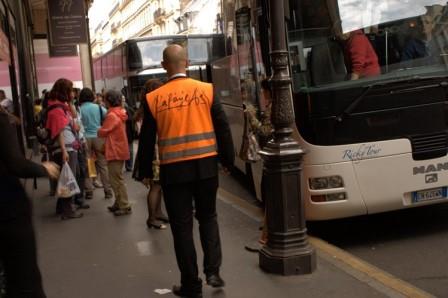 Автобусы с китайскими туристами у торгового центра Galeries Lafayette в Париже 