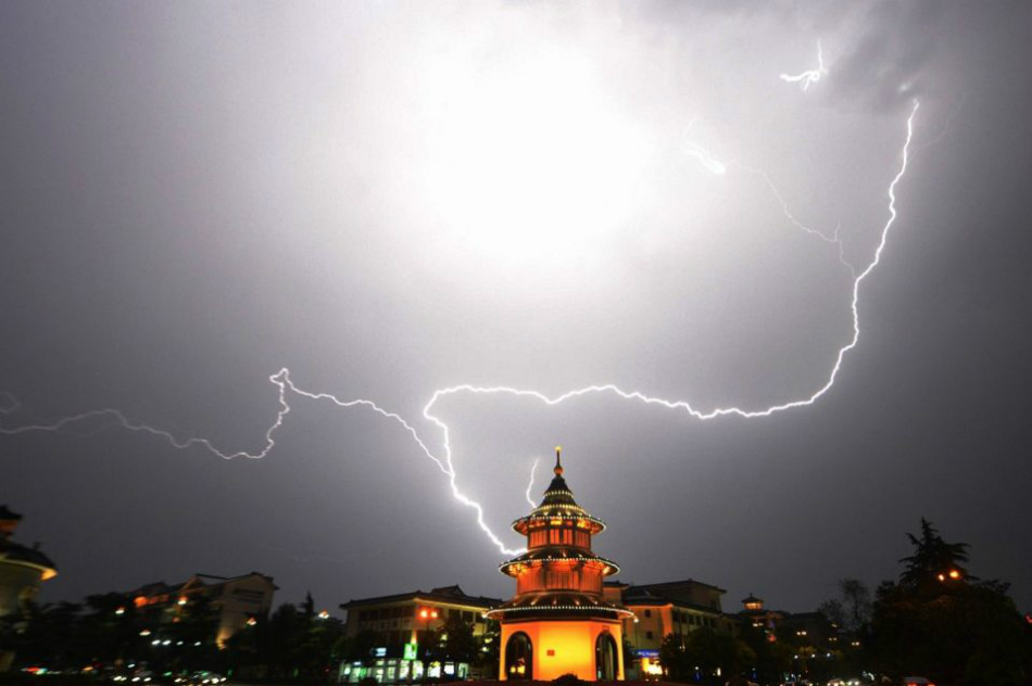 Молния освещает небо над пагодой в городе Янчжоу провинции Цзянсу. 