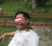 китаец приучил птицу чистить ему зубы