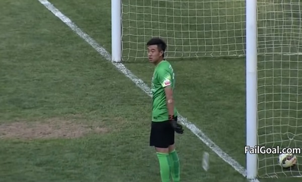 китайский вратарь пропустил гол пока пил воду