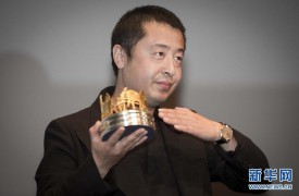 Китайский кинорежиссер Цзя Чжанкэ получает награду «Золотая карета» на Каннском кинофестивале.