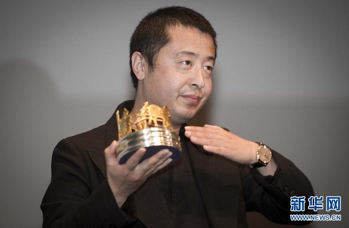 Китайский кинорежиссер Цзя Чжанкэ получает награду «Золотая кареа» на Каннском кинофестивале. 
