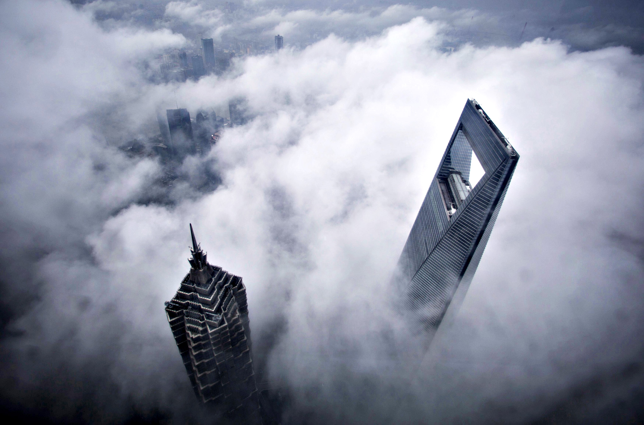 Мировой финансовый центр и башня Цзинь Мао во время сильного дождя, Шанхай