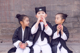 Китайские дети в одежде даосских священников