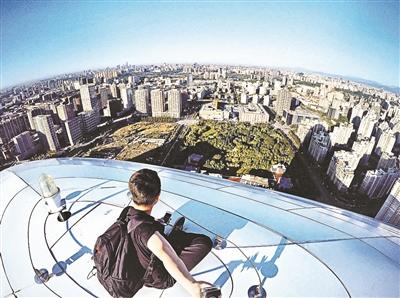 парень залез на крышу Wangjing SOHO в Пекине
