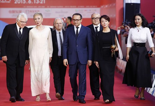 Российский кинорежиссер Андрей Звягинцев идет по красной дорожке 18-го Шанхайского международного кинофестиваля. 