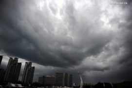 Темные тучи в небе над городом Санья (о. Хайнань) собрались из-за приближения тайфуна «Куджира».