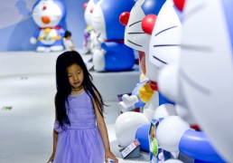 Девочка на выставке, посвященной 45-летию японского персонажа Дораэмона в Пекине
