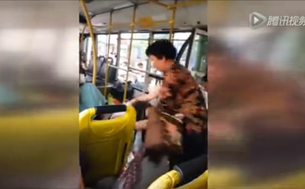 пожилая китаянка выволокла девушку из автобуса