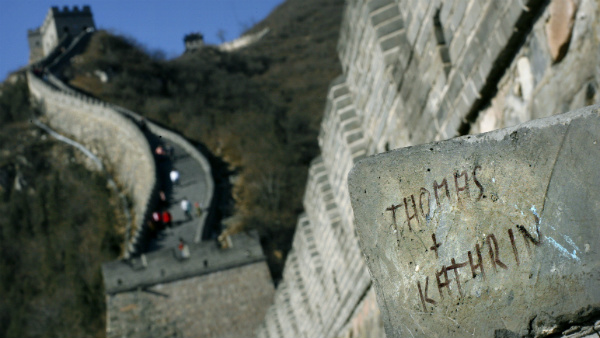 Туристы написали свои имена на камне Великой Китайской стены, участок Бадалин.