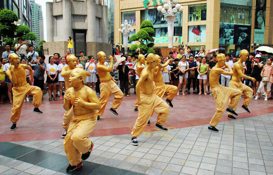 18 «бронзовых солдат» приняли участие в массовом уличном танце в городе Чунцин. 