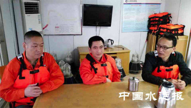 Юй Чжэнвэй (в центре) пережил сычуанькое землетрясение 2008 года и катастрофу теплохода на реке Янцзы 1 июня 2015. 