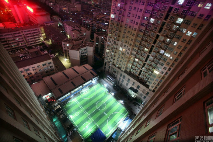 самодельное футбольное поле в Китае