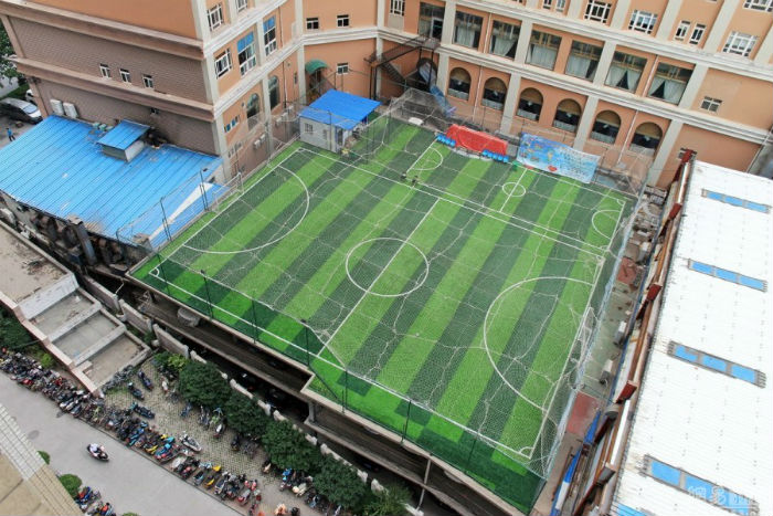 китаец построил футбольное поле
