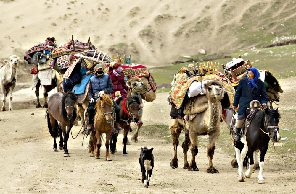 Пастухи перемещаются на летние пастбища в Синьцзян-Уйгурском автономном районе КНР