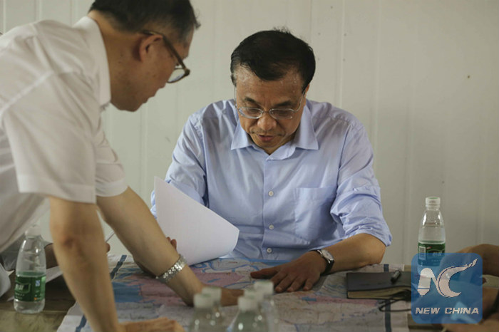 Премьер Госсовета КНР Ли Кэцян дает инструкции по проведению спасательных работ на реке Янцзы