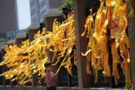 Жители города Цзяньли вешают желтые ленты в знак солидарности с тем, кого коснулось крушение теплохода на реке Янцзы