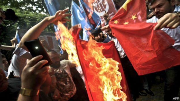 Турецкие демонстранты поджигают китайские флаги перед Консульством КНР в Стамбуле. 