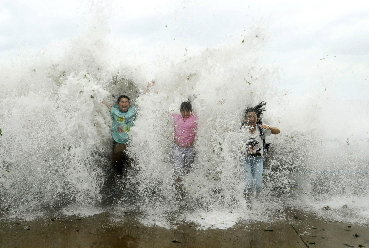Туристов на берегу Желтого моря в городе Циндао накрыло высокой волной, вызванной тайфуном «Чан-Хом». 