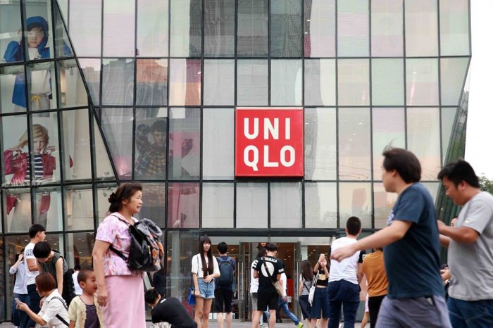 Магазин одежды UNIQLO в районе Саньлитунь в Пекине, где было снято скандальное видео.