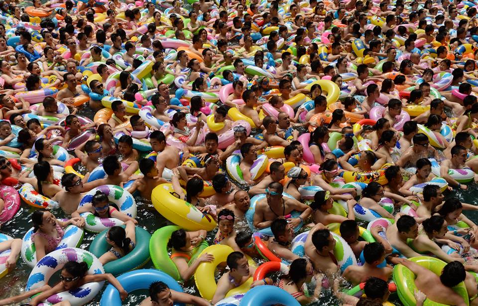 Более 8000 жителей города Суйнин в провинции Сычуань решили спастись от сорокаградусной жары в соленом озере. 