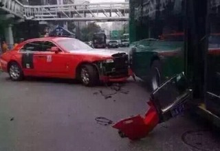 Ролс-Ройс корейского певца Psy столкнулся с автобусом в Ханчжоу