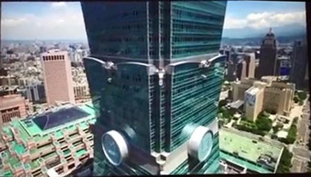 видео с дрона за несколько секунд до столкновения со зданием Тайбэй 101
