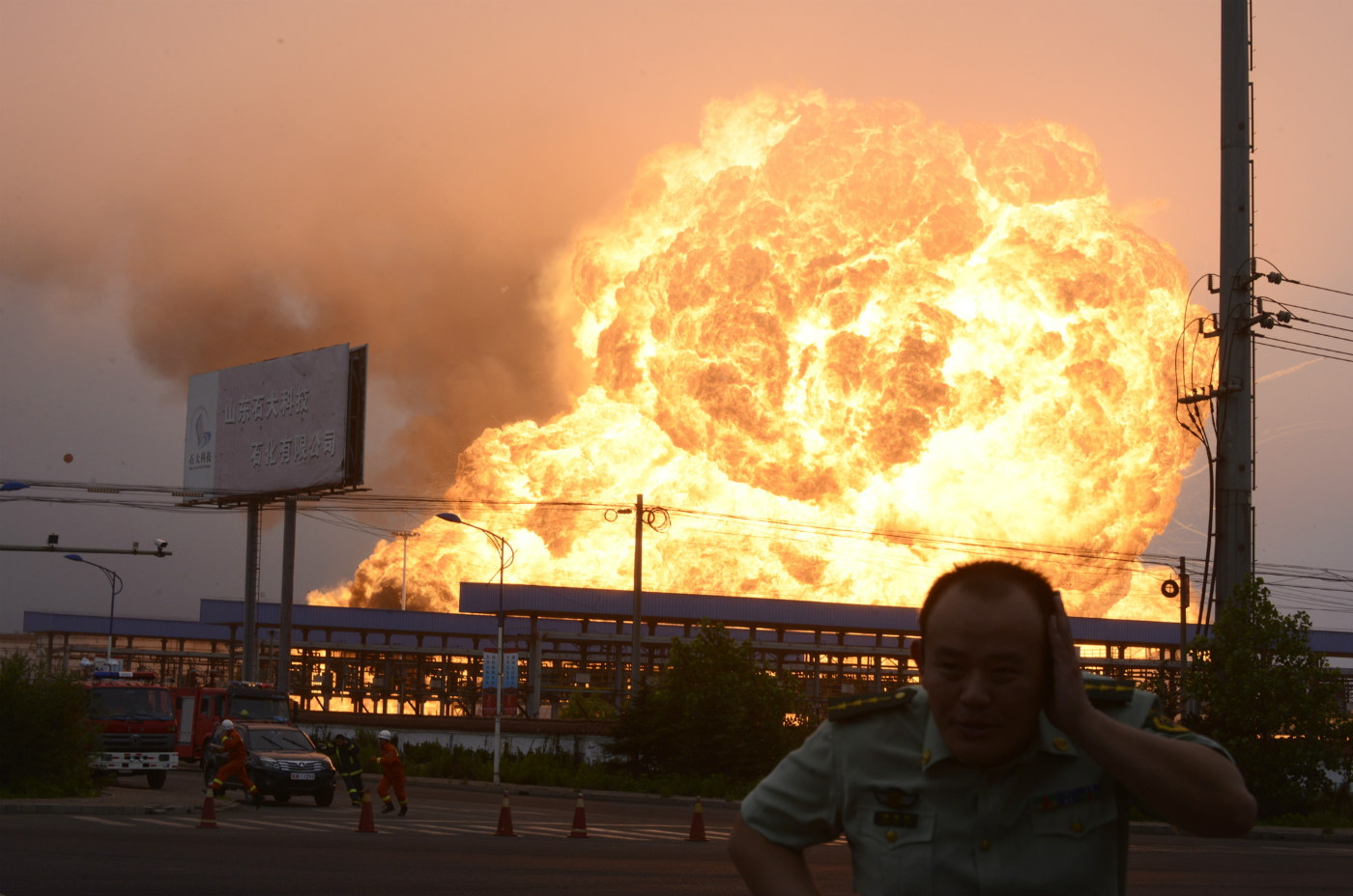 Пожар на нефтехимическом заводе в городе Жичжао разгорелся в четверг 16 июля из-за утечки сжиженного углеводорода. Тушение заняло 24 часа, пострадавших нет.