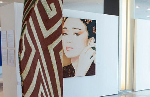 Портрет Гун Ли на выставке в ООН