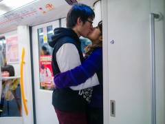 фотографии влюбленных пар в метро Шанхая