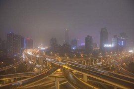 Центр Шанхая в дымке