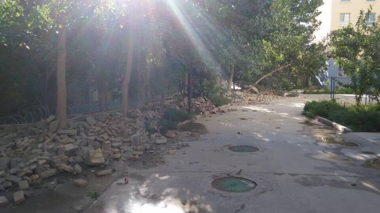 Улица в уезде Пишань после землетрясения. 