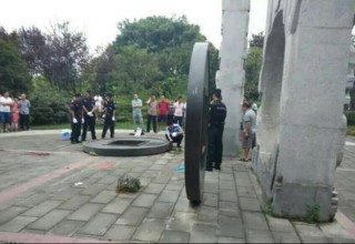 Ребенок убит упавшей уличной скульптурой на юго-западе Китая