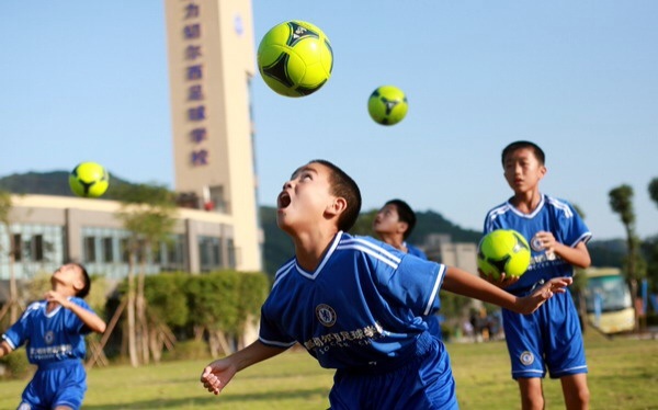 Китайские дети играют в футбол, детский футбол в Китае