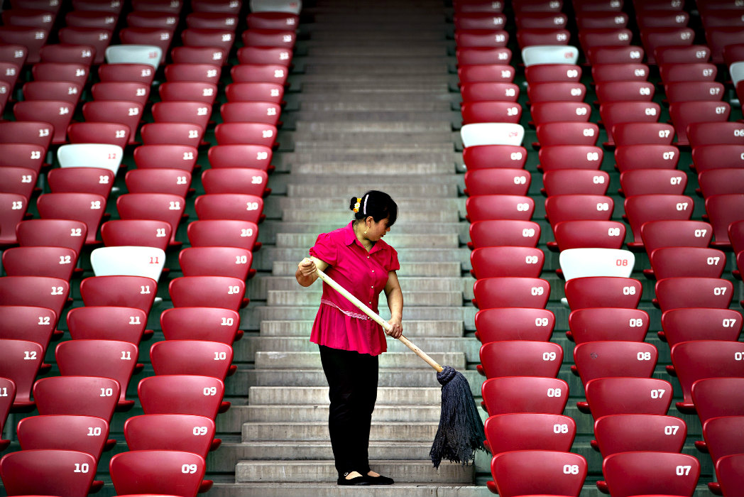 Уборщица моет ступени национального стадиона  «Птичье гнездо» в Пекине, где 22 августа стартует Чемпионат мира по легкой атлетике. 