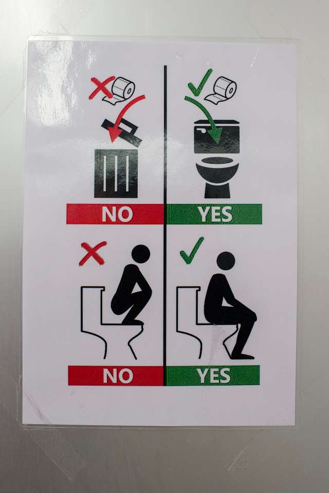Плакат в туалете специальных поездов для китайских туристов. Фото: Blick