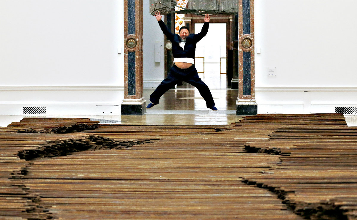 Китайский художник Ай Вэйвэй позирует рядом со своей работой в лондонской Королевской академии искусств, где 19 сентября откроется его персональная выставка.