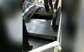 провалившаяся панель эскалатора