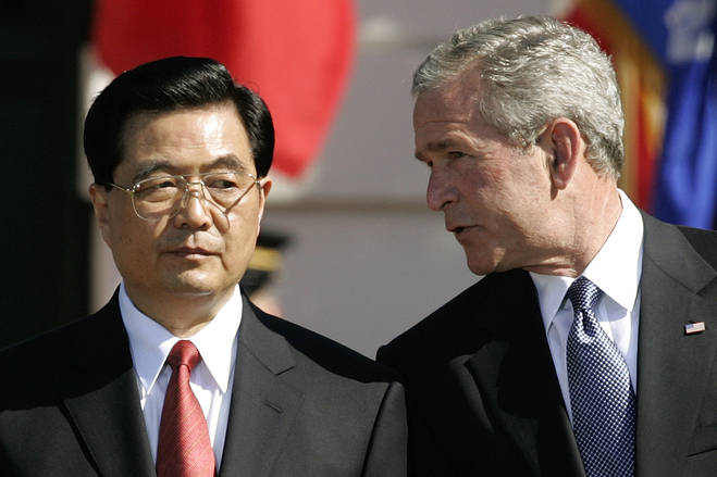 U.S. President George W. Bush speaks to Chinese President Hu Jintao during an arrival ceremony on the South Lawn of the White House Thursday, April 20, 2006, in Washington. Фото: Associated Press