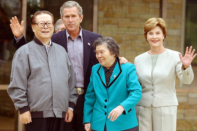 Председатель КНР Цзян Цзэминь, президент США Джордж Буш, первая леди