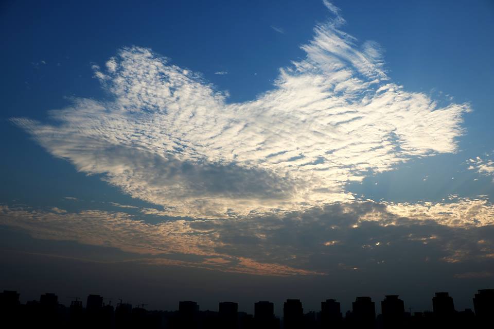 5 октября около 17:10 жители города Чжэнчжоу (провинция Хэнань) могли наблюдать облака в форме карты КНР. Явление длилось две минуты, затем картина рассеялась. 