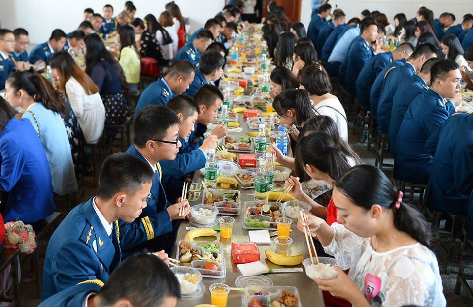 Командование ВВС Китая в городе Ухань организовала массовое свидание для одиноких военнослужащих. 200 девушек выбрали из 1000 заявок, однако критерии отбора не разглашаются.