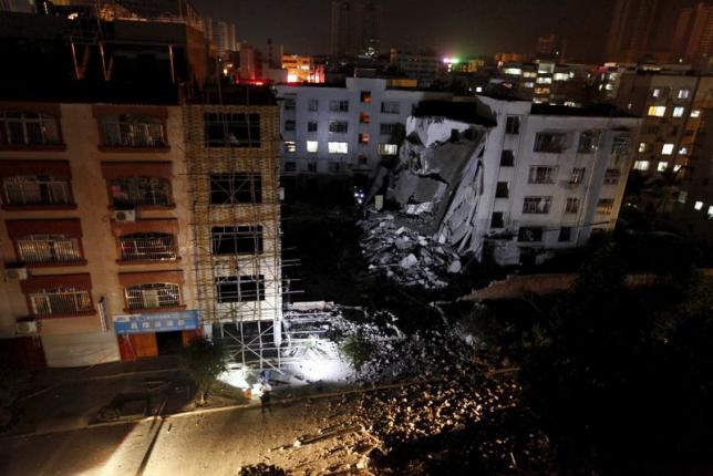 Здание в Лючжоу, поврежденное взрывом 30 сентября.