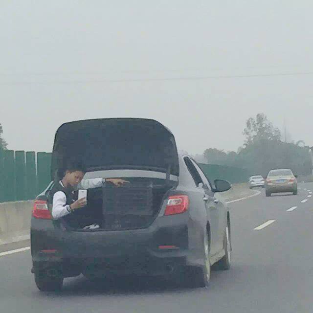 китаец едет в багажнике