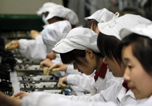 Рабочие на заводе Foxconn в Шэньчжэне.