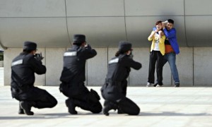Китайские полицейские во время анти-террористических учений.