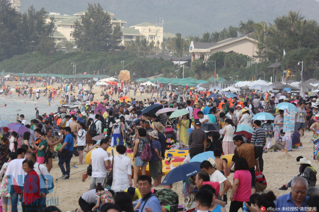 Туристы на пляже в бухте Ялунвань, Санья, 11 февраля 2016. Фото: nbd.com.cn