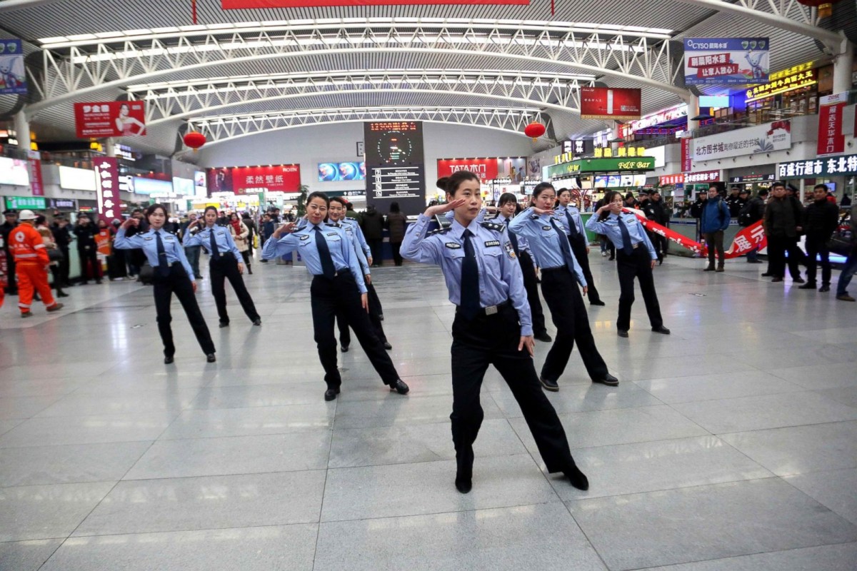 Полицейские танцуют на железнодорожной станции города Шэньян в рамках флэшмоба, который призывает пассажиров соблюдать осторожность в дни Праздника весны из-за повышенного пассажиропотока. Фото: ChinaFotoPress/Getty Images