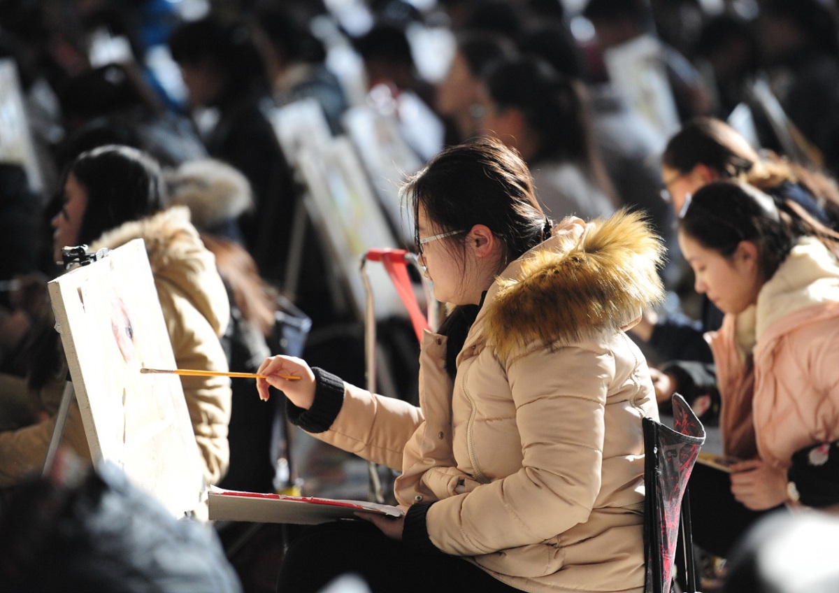 16 февраля почти 7000 абитуриентов сдавали вступительный экзамен в Шаньдунский Университет искусства и дизайна.