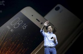 Основатель компании Xiaomi Лэй Цзюнь представляет новый смартфон Mi5 в Пекине.